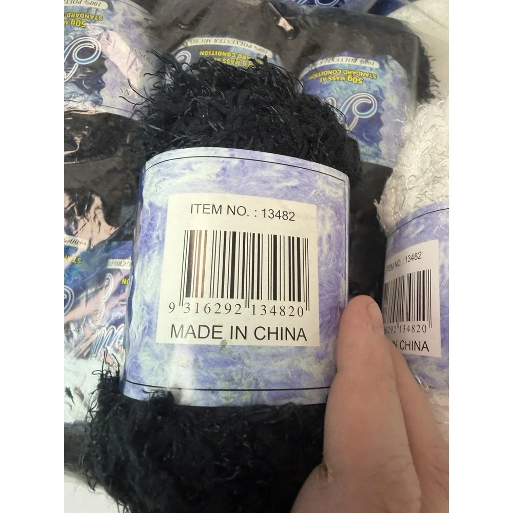 Knitting Yarn 100% Polyester Micro-fiber Black & White Eyelash Fuzzy Yarn Lot 16